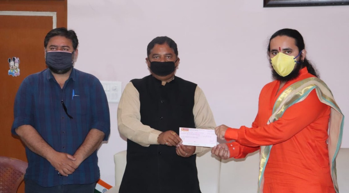Sahil Maharaj hands over cheque towards PM CARES to Sat Sharma