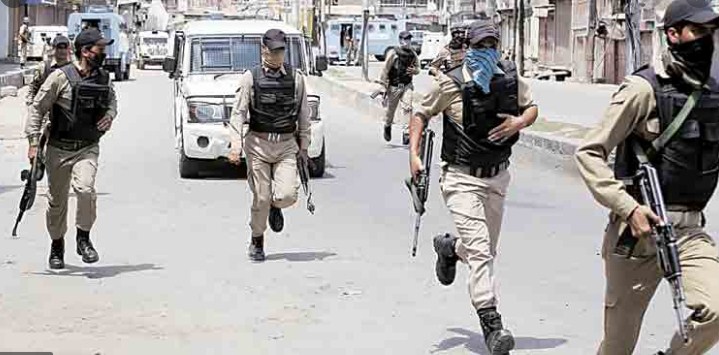 2 cops injured as militants fire on police party in Srinagar’s Nowgam