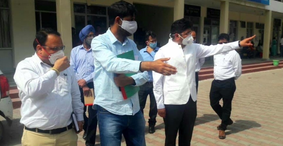  Div Com inspects arrangements for comfortable stay of pilgrims at Yatri Niwas