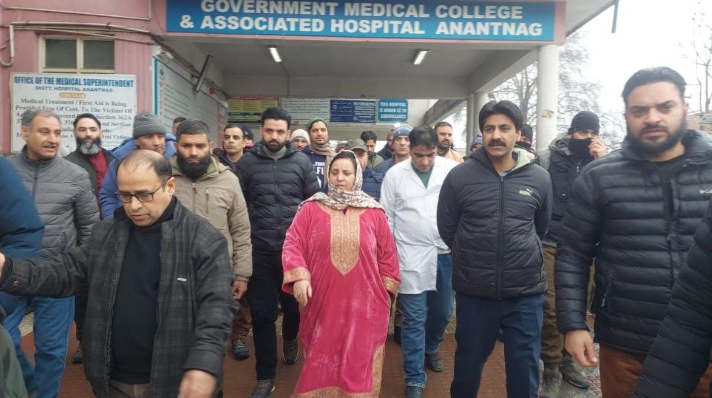 Sakeena Itoo conducts whirlwind tour of South Kashmir, assesses post-snowfall scenario