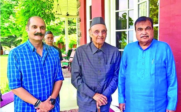 Gadkari meets Karan Singh, discusses road, highway projects in J&K