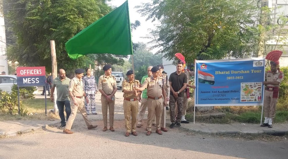 ADGP Jammu flags off Bharat Darshan tour of Udhampur Students at Gulshan Ground  Jammu