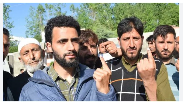  Baramulla: Engineer Rashid’s two sons cast their first votes for ‘truth, justice’