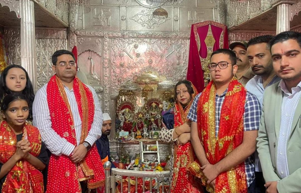 DC Kishtwar visits Machail, pays obeisance at Shree Chandi Mata Darbar