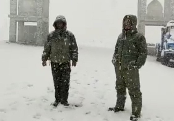Srinagar-Leh Highway Closed Following Fresh Snowfall