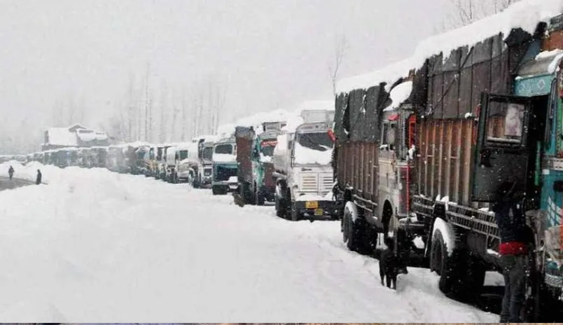 Jammu-Srinagar Highway closes for traffic after fresh  snowfall, 1500 vehicles stranded