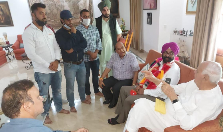 FAA aspirants meet Dr Farooq Abdullah appeal to raise their issue in Parliament