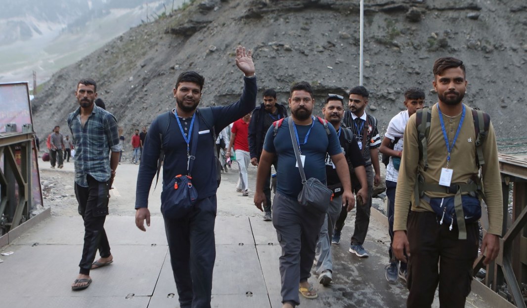 Amarnath Yatra begins, first batch of pilgrims leave for cave shrine