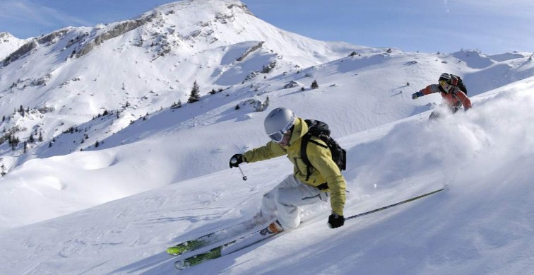 Young Tourists Flock To Gulmarg To Learn Skiing