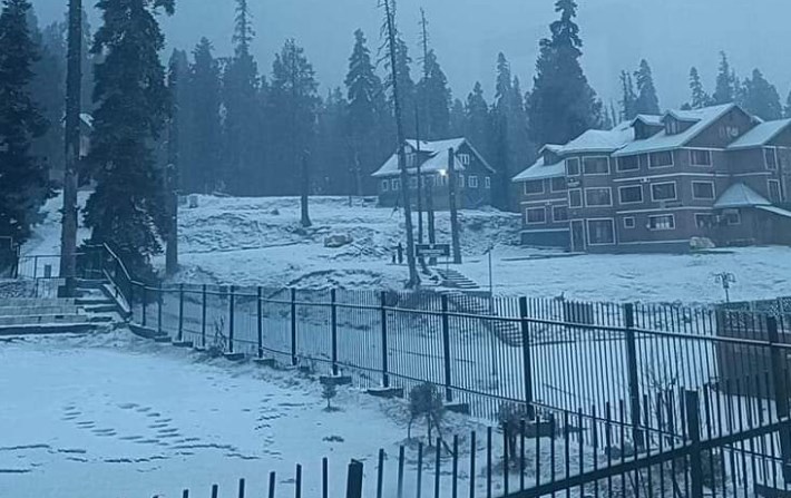 Ski resort town of Gulmarg in J&K receives light snowfall