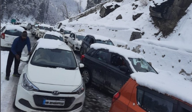 HP Police rescues over 300 tourists stranded near Atal Tunnel after snowfall