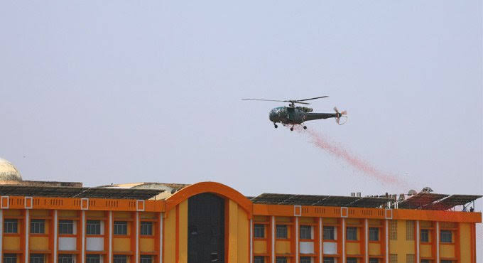 C-130J fly over Delhi, air force choppers shower flowers on hospitals across India