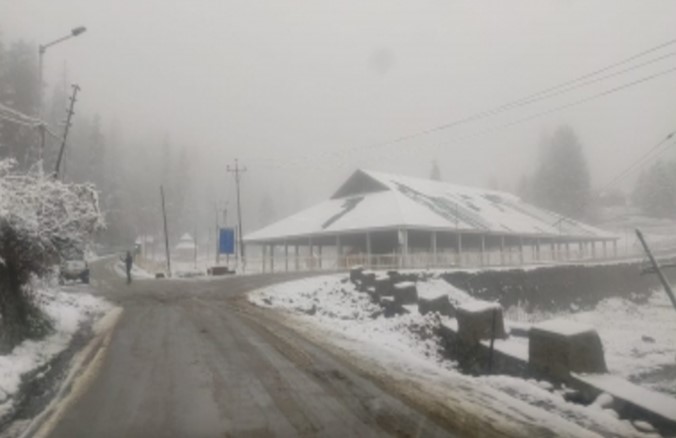 Heavy snowfall in J&K higher reaches, moderate snow, rain in plains