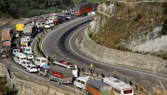 No Fresh Traffic Allowed On Jammu-Srinagar NH For two consecutive days, thousands stranded vehicles cleared 