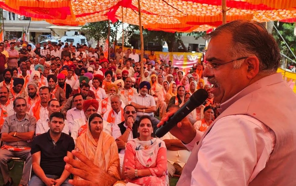 "If Art 370 was hollowed, why you, Gupkar gang approached Supreme Court": Chugh hits out at Omar