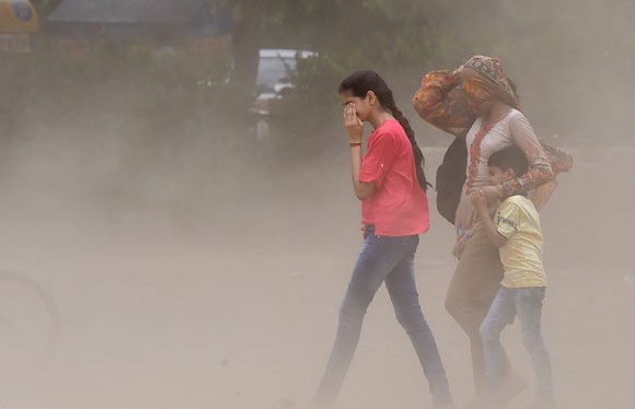 Delhi-NCR witnesses massive dust strom, traffic affected at several places