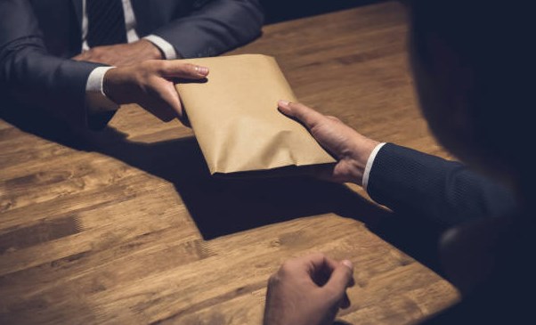 ACB arrests fair price shop dealer for demanding Rs 4,000 bribe in Kulgam