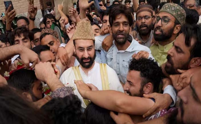Hurriyat chief calls for dialogue to resolve J&K issue in first public appearance after 4 years