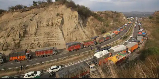 Despite rain traffic resumes on Srinagar-Jammu highway