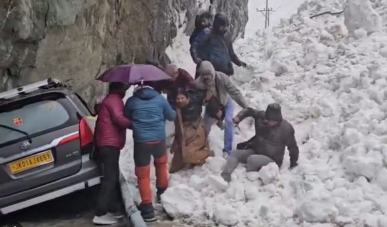 Avalanche hits Hung area of Sonamarg, no casualties reported yet
