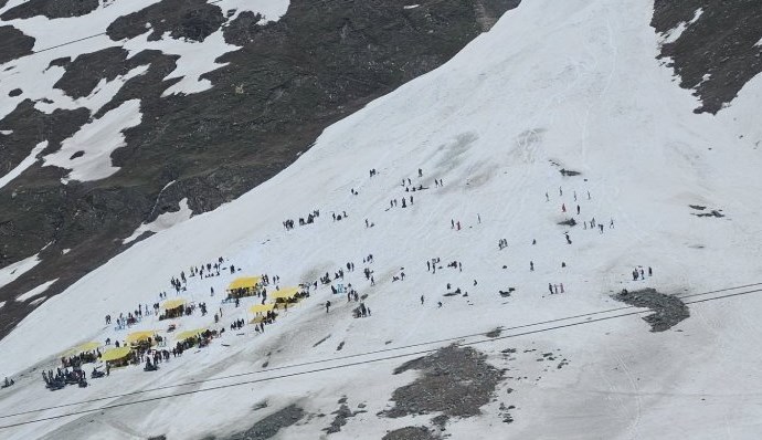 Local missing, 2 Tourists rescued as part of Glacier Caves in J&K’s Sonamarg