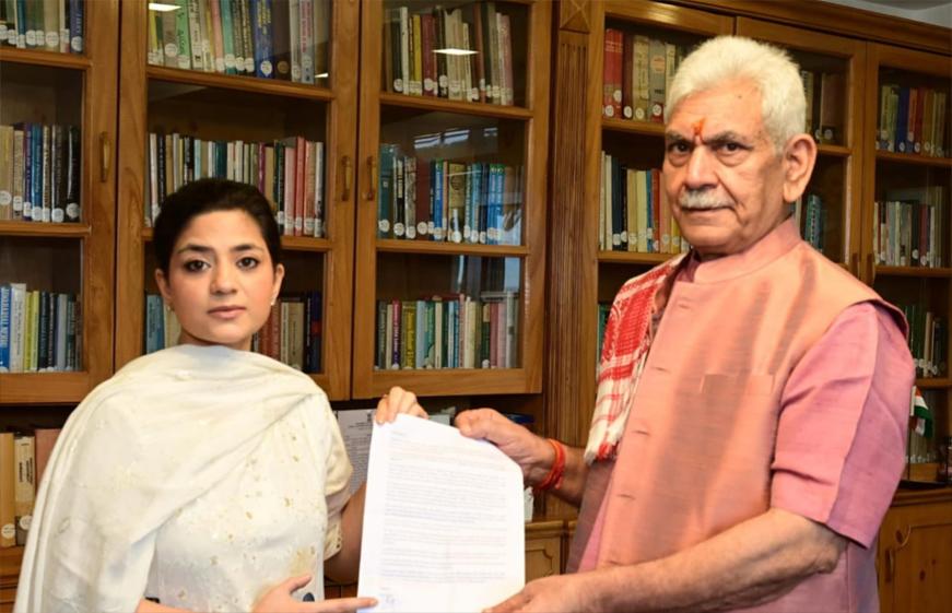 PDP's Iltija Mufti calls on J-K L-G flags apple industry's 'crisis' due to highway closure