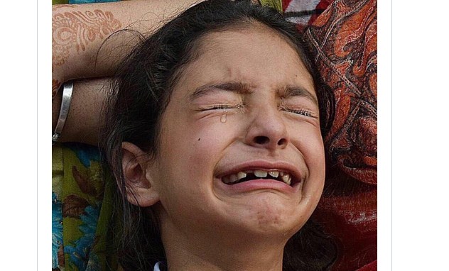 Kashmir cop shows mirror to Pulitzer lobby, tweets picture of inconsolable daughter of martyred police officer