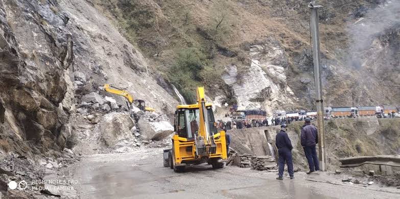 Thousands of Vehicles stranded as Jammu-Srinagar NH closed for second day 