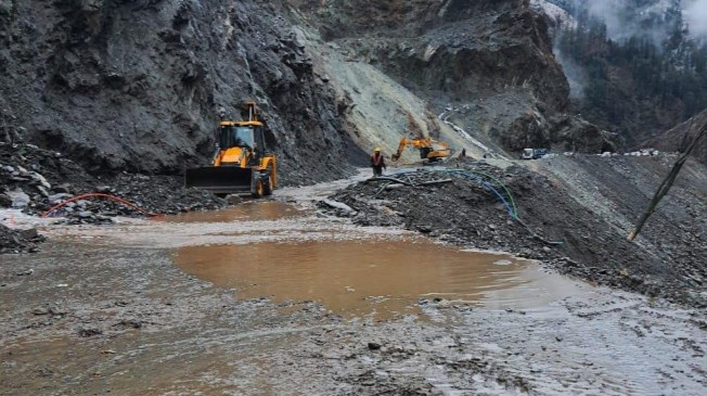 Jammu-Srinagar National Highway closed after overnight snowfall, landslides