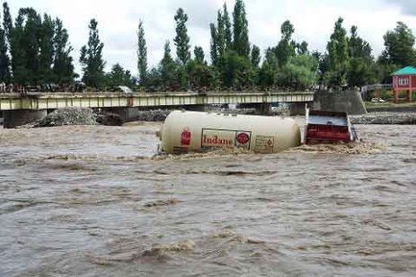 Jhelum crosses alarm mark after Heavy Rains in Anantnag