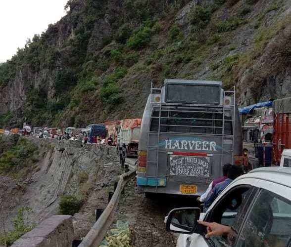 Jammu-Srinagar Highway reopens after 2 days, only stranded Vehicles to be cleared 