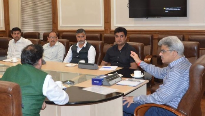 Atal Dulloo asks for priority movement of fertilizers, fruit laden trucks in, out of Kashmir