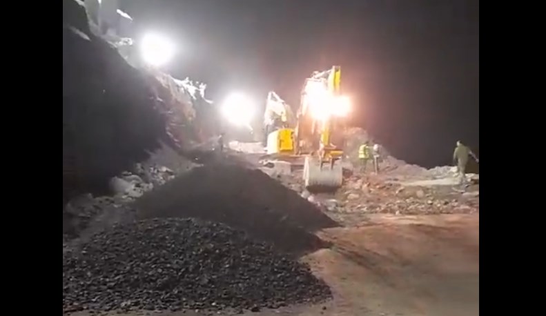 Jammu-Srinagar Highway continues to remain closed on Tuesday: Officials