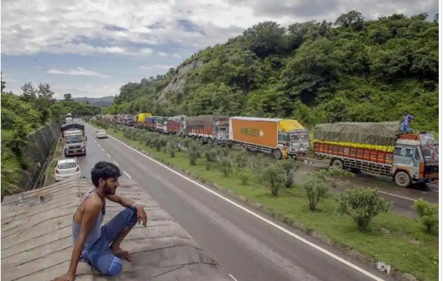 After four days, traffic on Jammu-Srinagar highway restored partially