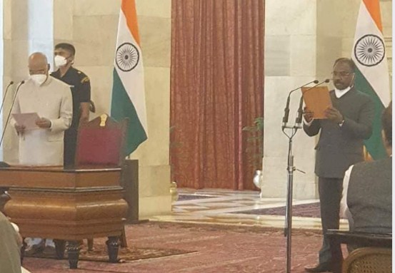 Former J-K lieutenant governor GC Murmu takes oath as comptroller and auditor general