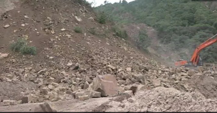 Srinagar-Jammu Highway closes after fresh landslides