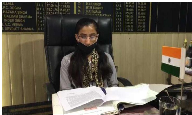 Himachal Pradesh: Hina Thakur, peon's daughter takes over Kangra SDM office for a day