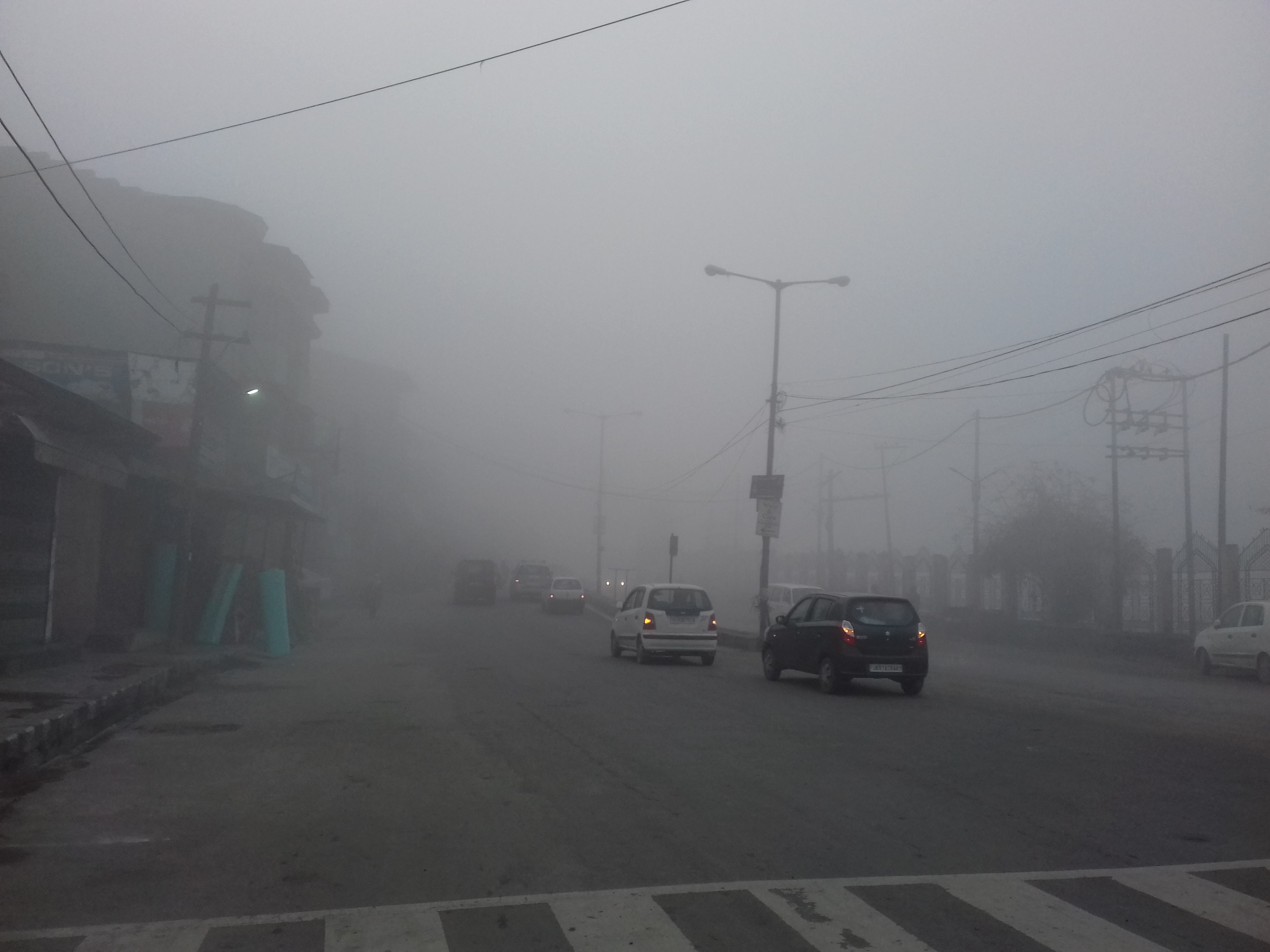 Fog hits air traffic for the 5th straight day, 120 Flights cancelled, Normal life remains crippled in Kashmir