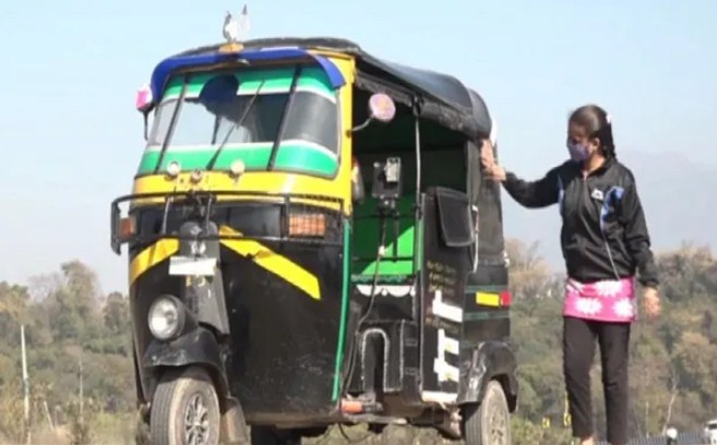 Meet Banjeet Kaur, 21-year-old female auto driver breaking stereotypes in Jammu and Kashmir