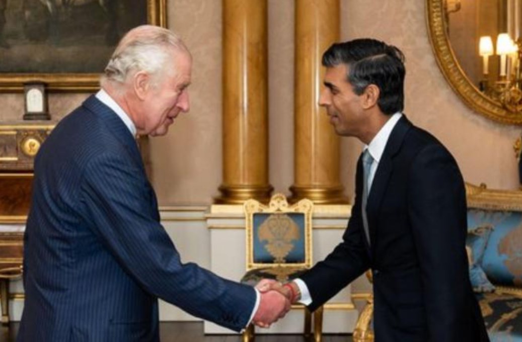 Rishi Sunak appointed the new British PM by King Charles III