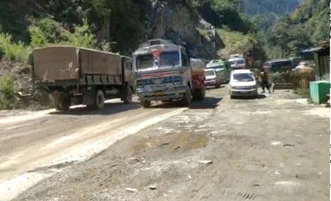 Traffic restored on Kashmir highway; Mughal road remains shut