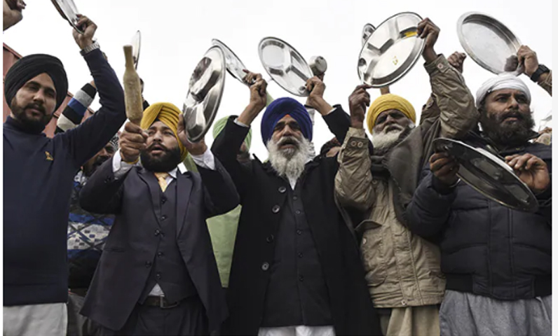 Protesting Farmers Clang Thalis As PM Addresses "Mann Ki Baat"