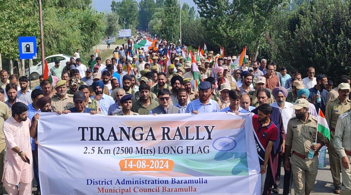 78th Independence Day: Baramulla creates history with record 2.5km long Tricolour at Tiranga Rally