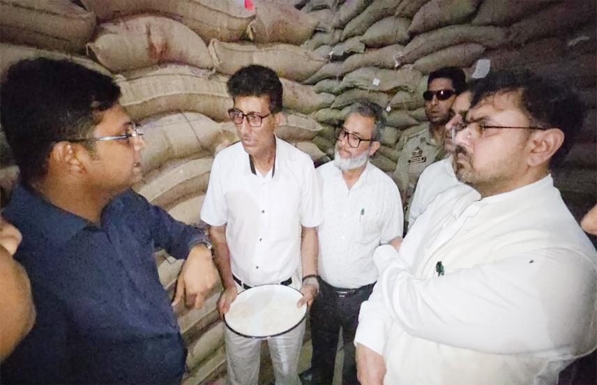 Satish Sharma inspects FCI Godowns, Fair Price Shops, food establishments, street vendors, hotels in Srinagar