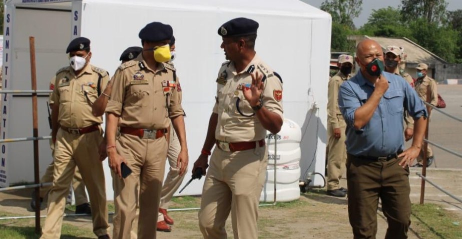 IGP Jammu visits Samba, Kathua and Lakhanpur ; Takes stock of preparedness and measures to contain the spread of Virus; Appreciates volunteers and Police personnel