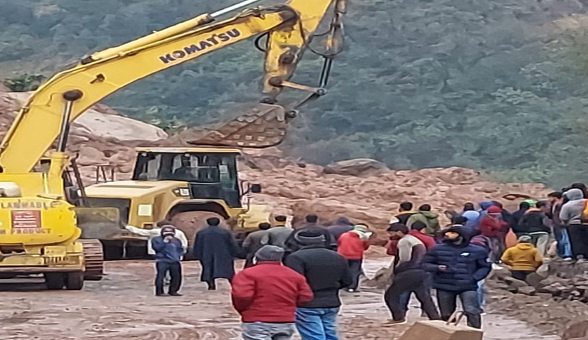 Road from udhampur to chenani blocked due to landslide