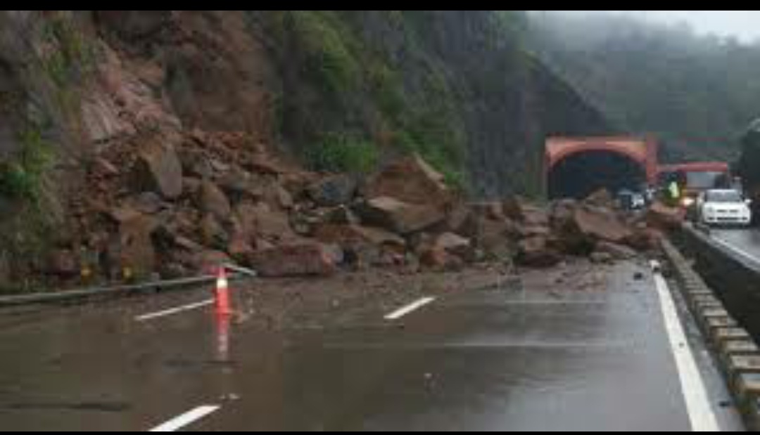 National Highway between Srinagar-Jammu closes due to landslide