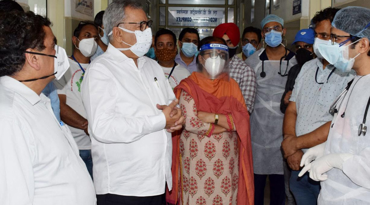 Advisor Khan visits Udhampur; Reviews COVID control measures