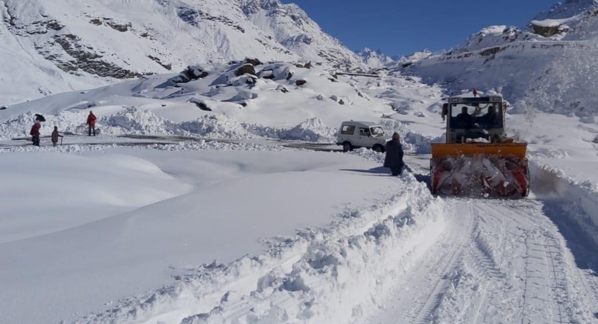 Himachal Pradesh: Snow clearing operations underway on Manali-Leh road