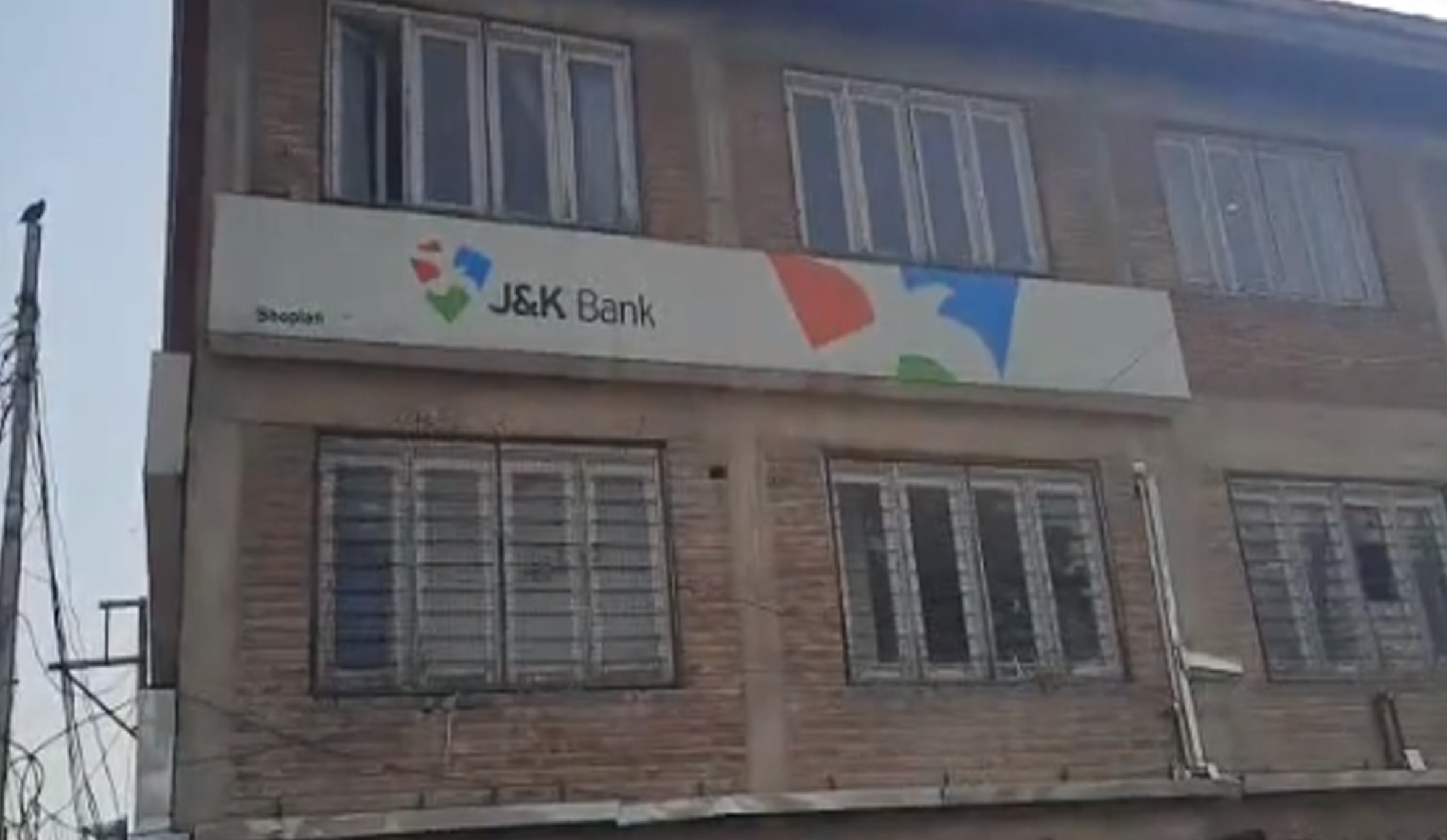 Gunmen loot J&K Bank's cash van in Shopian